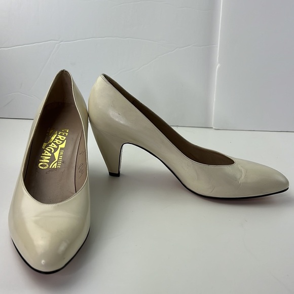 Classic Vintage Ferragamo off white 3" heels - Picture 3 of 9